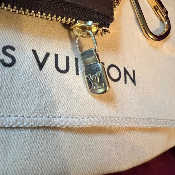 Louis Vuitton cles keychain - Picture 3 of 8
